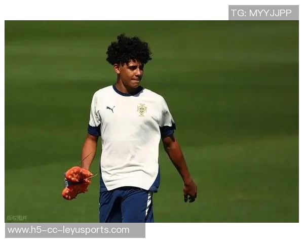 迷你罗替补登场上演U16国家队首秀父子同台的时刻即将到来 迷你罗替补登场上演U16国家队首秀父子同台的时刻即将到来