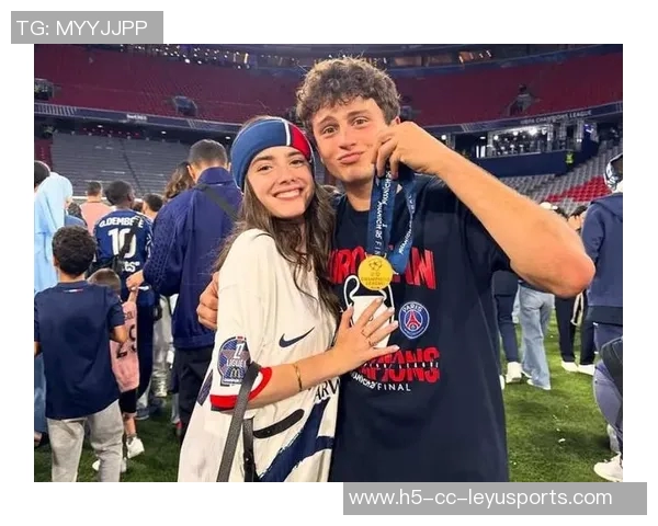 内维斯女友分享巴黎时装周精彩瞬间感受城市每个角落的魔力与魅力 内维斯女友分享巴黎时装周精彩瞬间感受城市每个角落的魔力与魅力