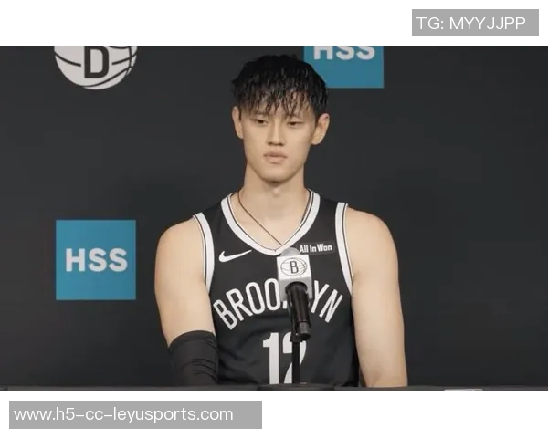 蔡老板昨晚与曾凡博击掌鼓励并嘱咐教练多给予他上场机会 蔡老板昨晚与曾凡博击掌鼓励并嘱咐教练多给予他上场机会